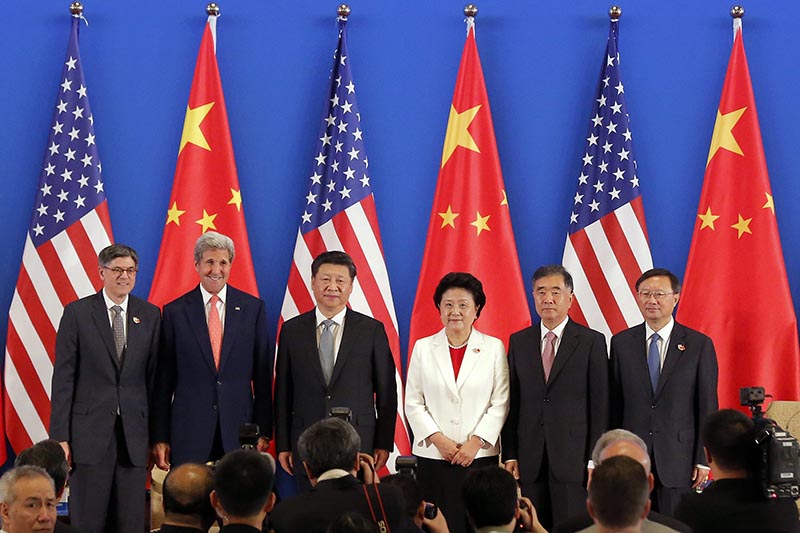 WU03. Beijing (China), 06/06/2016.- (L-R) US Treasury Secretary Jack Lew, US Secretary of State John Kerry, Chinese President Xi Jinping, Chinese Vice Premier Liu Yandong, Chinese Vice Premier Wang Yang, and Chinese State Councilor Yang Jiechi, pose for a photo during the joint opening ceremony of the eighth round of the US-China Strategic and Economic Dialogue and US-China Consultation on People-to-People Exchange at Diaoyutai State Guesthouse in Beijing, China, 06 June 2016. The 8th US-China Strategic and Economic Dialogue and the 7th round of US-China high-level consultation on people-to-people exchange are held in Beijing on 06 and 07 June 2016. (Estados Unidos) EFE/EPA/WU HONG
