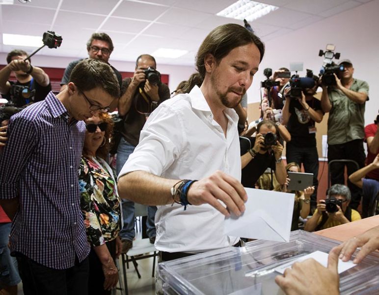 GRA266. MADRID, 26/06/2016.- El candidato de Unidos Podemos a la presidencia del Gobierno, Pablo Iglesias, junto al jefe de campaña, Iñigo Errejón (i), vota hoy en el Instituto Tirso de Molina de Madrid. EFE/Luca Piergiovanni