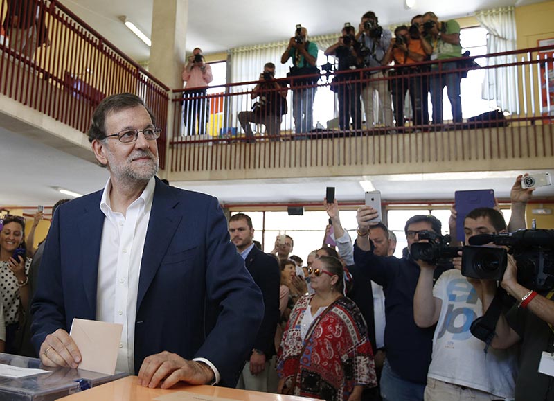 GRA117 MADRID, 26/06/2016.-El presidente del Gobierno en funciones y candidato del Partido Popular para la reelección, Mariano Rajoy,ejerce su derecho al votoen un colegio electoral de Madrid. Los colegios electorales han abierto sus puertas a las 09:00 horas para recoger el voto de los más de 36,5 millones de votantes que decidirán hoy en las elecciones generales el reparto de los 350 escaños del Congreso de los Diputados y los 208 del Senado durante la próxima legislatura. EFE/Angel Díaz