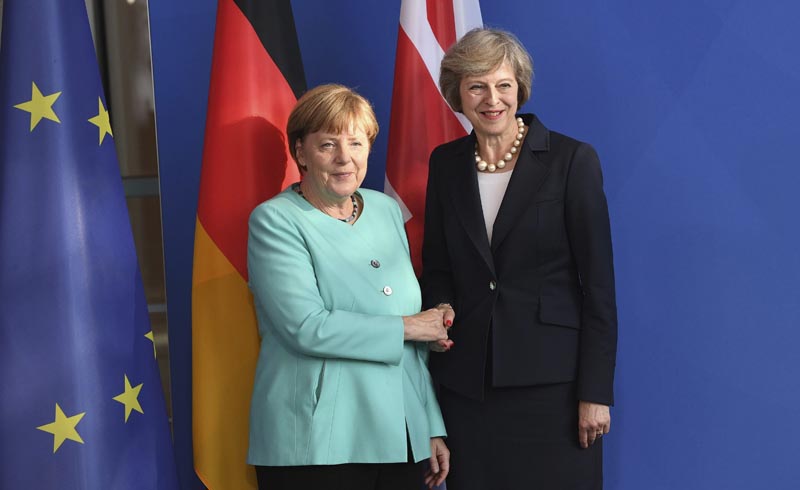 BER101 BERLÍN (ALEMANIA), 20/07/2016.- La canciller alemana, Angela Merkel (i), estrecha la mano de la primera ministra británica, Theresa May, durante una rueda de prensa conjunta en la Cancillería de Berlín, Alemania, hoy, 20 de julio de 2016. May realiza su primer viaje al extranjero desde que asumió el cargo tras el triunfo del "brexit" en el referéndum celebrado en el Reino Unido. EFE/SOEREN STACHE