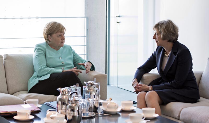 BER101 BERLÍN (ALEMANIA), 20/07/2016.- Fotografía facilitada por el Gobierno Federal alemán que muestra a la canciller alemana, Angela Merkel (i), mientras conversa con la primera ministra británica, Theresa May, durante su reunión en la Cancillería de Berlín, Alemania, hoy, 20 de julio de 2016. May realiza su primer viaje al extranjero desde que asumió el cargo tras el triunfo del "brexit" en el referéndum celebrado en el Reino Unido. EFE/Guido Bergmann SÓLO USO EDITORIAL/PROHIBIDA SU VENTA