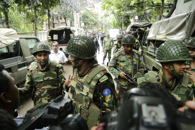 AAA12. Dhaka (Bangladesh), 02/07/2016.- Army soldiers in the street close to the Holey Artisan Bakery in Dhaka, Bangladesh 02 July 2016. Six gunmen have been shot and killed during an operation to end a hostage situation by military commandos, while two policemen were killed by the gunmen earlier and more than 20 people were injured. EFE/EPA/STRINGER