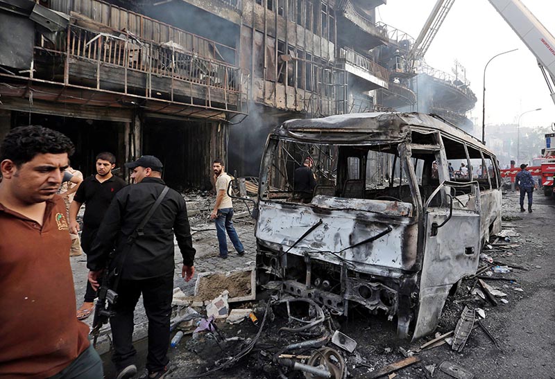 EBAG05. Baghdad (Iraq), 03/07/2016.- Iraqi policemen inspect the site of suicide car bomb attack in the Karada district of central Baghdad, Iraq, 03 July 2016. At least 23 people were killed and 70 others were wounded in a suicide car bomb attack targeted Karada district of Baghdad and other attack by a roadside bomb in Shaab market , Iraqi police said. (Atentado, Bagdad) EFE/EPA/ALI ABBAS