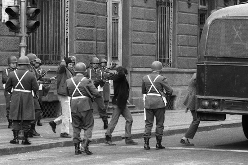 MMCHI905.jpg - - 1973 File Photo: A group of Allende´s bodyguards are held prisoners by Carabineros, across the street from La Moneda. All of them were killed later. Photographed during the aftermath of the coup d'etat led by Commander of the Army General Augusto Pinochet. - Santiago - Chile - Horacio Villalobos.- DRAMA CHILENO.- DERROCAMIENTO DE SALVADOR ALLENDE.- DICTADURA DE PINOCHET.- 30 AÑOS.- GOLPE DE ESTADO EN CHILE.- MADRID