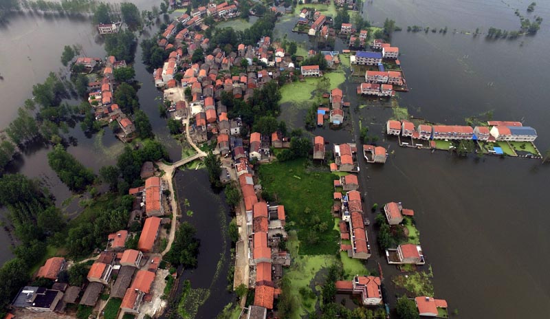 TWT06. Wuhan (China), 18/07/2016.- A picture made available on 23 July 2016 of an aerial view of waters flooding Xinhua Village of Xinchang county in Wuhan city, Hubei Province of central China on 18 July 2016. Floods caused by heavy rainfall in north and central have killed more than 70 people, leaving many missing and hundreds of thousands homeless according to local reports. (Inundaciones) EFE/EPA/MARK CHINA OUT