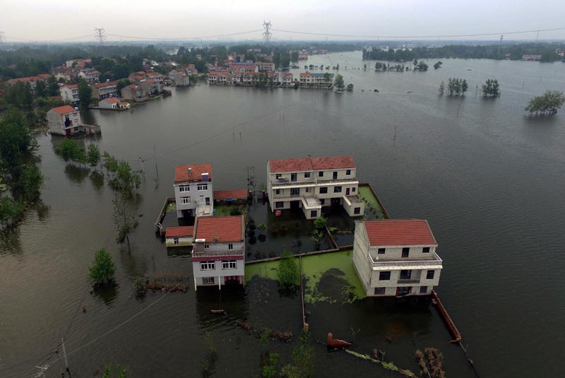 TWT06. Wuhan (China), 18/07/2016.- A picture made available on 23 July 2016 of an aerial view of waters flooding Xinhua Village of Xinchang county in Wuhan city, Hubei Province of central China on 18 July 2016. Floods caused by heavy rainfall in north and central have killed more than 70 people, leaving many missing and hundreds of thousands homeless according to local reports. (Inundaciones) EFE/EPA/MARK CHINA OUT