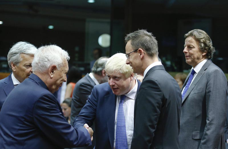 BRU14 BRUSELAS (BÉLGICA) 18/07/2016.- El ministro de Exteriores español en funciones, José Manuel García-Margallo (izq), saluda al nuevo ministro de Exteriores británico, Boris Johnson (3º dcha), en el ámbito de la reunión de los ministros de Exteriores de la Unión Europea, en Bruselas (Bélgica) hoy, 18 de julio de 2016. Los ministros de Exteriores de la Unión Europea (UE) tratan hoy el intento de golpe de Estado en Turquía, la lucha antiterrorista tras el atentado en la ciudad francesa de Niza o la situación en Venezuela, después de un desayuno de trabajo con el secretario de Estado de EEUU, John Kerry. EFE/Laurent Dubrule