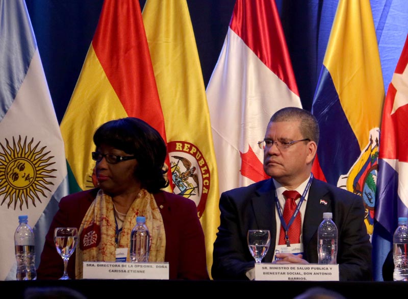 ASU01. ASUNCIÓN (PARAGUAY), 21/07/2016.- La directora de la Organización Panamericana de la Salud (OPS) Carissa Etienne (i) y el ministro de Salud de Paraguay Antonio Barrios (d) participan en la inauguración de la 17 Reunión Interamericana Ministerial y de Salud y Agricultura, a la que asistió también el presidente paraguayo Horacio Cartes hoy, jueves 21 de julio de 2016. Ministros de 35 países americanos abren la Reunión Interamericana de Salud y Agricultura para hablar sobre las mejoras nutricionales de la cadena alimentaria, erradicación de la fiebre aftosa y prevención de las zoonosis. "Tan solo en la región de las Américas, 14.000 personas pierden la vida cada año debido a los alimentos contaminados y unos 77 millones de personas se enferman", dijo Etienne. EFE/Andrés Cristaldo Benítez