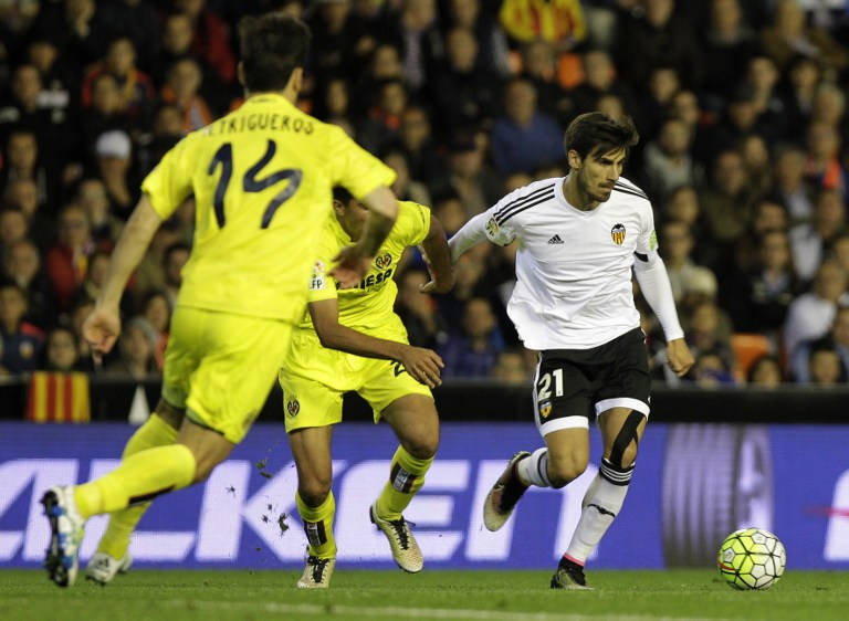 Valencia's Portuguese midfielder Andre Gomes controls the ball during the Spanish league football match Valencia CF vs Villarreal CF at the Mestalla stadium in Valencia on May 1, 2016. / AFP PHOTO / JOSE JORDAN