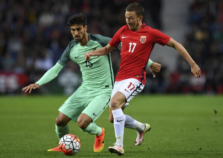 Portugal's midfielder Andre Gomes (L) vies with Norway's defender Martin Linnes during the friendly football match Portugal vs Norway at Dragao stadium in Porto on May 29, 2016, in preparation for the upcoming EURO 2016 tournament. / AFP PHOTO / FRANCISCO LEONG / The erroneous mention[s] appearing in the metadata of this photo by FRANCISCO LEONG has been modified in AFP systems in the following manner: [on May 29, 2016] instead of [on May 28, 2016]. Please immediately remove the erroneous mention[s] from all your online services and delete it (them) from your servers. If you have been authorized by AFP to distribute it (them) to third parties, please ensure that the same actions are carried out by them. Failure to promptly comply with these instructions will entail liability on your part for any continued or post notification usage. Therefore we thank you very much for all your attention and prompt action. We are sorry for the inconvenience this notification may cause and remain at your disposal for any further information you may require.