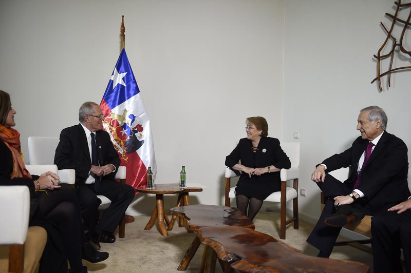 CH01. PUERTO VARAS (CHILE), 01/07/2016- La presidenta de Chile, Michelle Bachelet (c), habla con su canciller, Heraldo Muñoz (d), y con el mandatario electo de Perú, Pedro Pablo Kuczynski (i), hoy, viernes 1 de julio de 2016, durante una reunión en el marco de la XI Cumbre Presidencial de la Alianza del Pacífico, en Puerto Varas (Chile). EFE/SEBASTIÁN RODRÍGUEZ/PRESIDENCIA DE CHILE/SOLO USO EDITORIAL/NO VENTAS/NO ARCHIVO