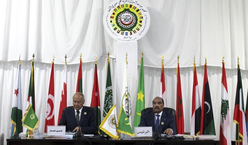 n01 NUAKCHOT (MAURITANIA), 25/07/2016.- El presidente de Mauritania, Mohamed Ould Abdel Aziz (d), y el secretario general de la Liga Árabe, Ahmed Aboul Gheit, durante la cumbre anual de la Liga de Estados Árabes (LEA), en Nuakchot, Mauritania, hoy, 25 de julio de 2016. Decenas de dirigentes árabes se reunirán desde hoy en la capital mauritana, en su cumbre anual en medio de cierto escepticismo debido a las discrepancias entre los países y su posible impacto sobre las resoluciones que serán adoptadas. EFE/STR