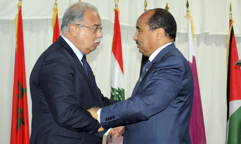 n01 NUAKCHOT (MAURITANIA), 25/07/2016.- El presidente de Mauritania, Mohamed Ould Abdel Aziz (d), estracha la mano del primer ministro egipcio, Sherif Ismail, durante la cumbre anual de la Liga de Estados Árabes (LEA), en Nuakchot, Mauritania, hoy, 25 de julio de 2016. Decenas de dirigentes árabes se reunirán desde hoy en la capital mauritana, en su cumbre anual en medio de cierto escepticismo debido a las discrepancias entre los países y su posible impacto sobre las resoluciones que serán adoptadas. EFE/STR