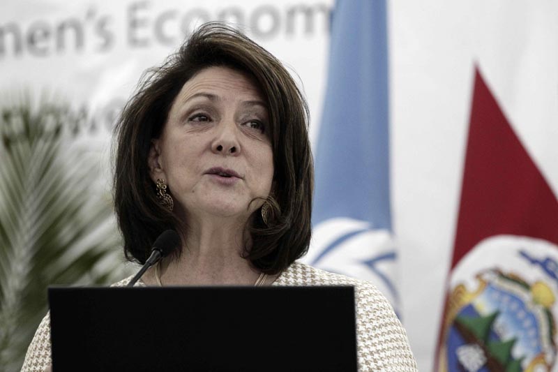 SJ01. SAN JOSÉ (COSTA RICA) 14/07/2016.- La directora regional de ONU Mujeres para las Américas y el Caribe, la brasileña Luiza Carvalho, durante la inauguración de una reunión del panel de alto nivel de la Organización de las Naciones Unidas (ONU) sobre el empoderamiento de las mujeres hoy, jueves 14 de julio de 2016, en San José (Costa Rica). Carvalho manifestó que existen muchos obstáculos como la diferencias salariales, la escasa seguridad social, procesos de selección y legislación discriminatorios, que impide mejorar los resultados económicos de las mujeres. EFE/Jeffrey Arguedas