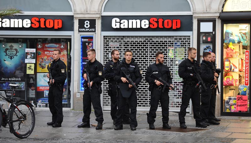 ADG20. Munich (Germany), 22/07/2016.- Policemen standing at Stachus hotel and securing the area after a shootout in Munich, Germany, 22 July 2016. After a shootout in the Olympia shopping centre (OEZ), the police reported severa injuries and possible deaths. (Alemania) EFE/EPA/ANDREAS GEBERT