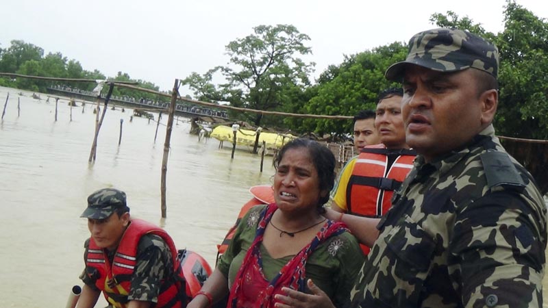 NEP01 KATMANDÚ (NEPAL) 27/07/2016.- Una fotografía facilitada por el Ejército de Nepal hoy, 27 de julio de 2016, muestra a militares nepalíes en pleno rescate de residentes afectados por las inundaciones en el distrito de Nawalparasi, Nepal, ayer. Al menos doce personas han perdido la vida como consecuencia de aludes y desbordamientos de varios ríos provocados por las fuertes lluvias caídas el pasado domingo. EFE/Nepalese Army / Handout MEJOR CALIDAD DISPONIBLE SOLO USO EDITORIAL/NO VENTAS