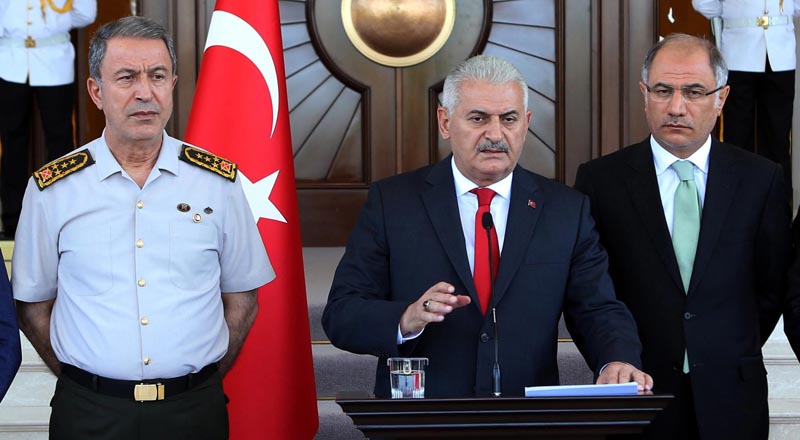TUR66. Ankara (Turkey), 16/07/2016.- Chief of Staff General Hulusi Akar (L), Turkey's Prime Minister Binali Yildirim (C) and Interior Minister Efkan Ala (R) address a news conference, in Ankara, Turkey, 16 July 2016. Turkish Prime Minister Yildirim reportedly said that the Turkish military was involved in an attempted coup d'etat. The Turkish military meanwhile stated it had taken over control. According to news reports, Turkish President Recep Tayyip Erdogan has denounced the coup attempt as an 'act of treason' and insisted his government remains in charge. Some 104 coup plotters were killed, 90 people - 41 of them police and 47 are civilians - 'fell martrys', after an attempt to bring down the Turkish government, the acting army chief General Umit Dundar said in a televised appearance. (Golpe de Estado, Turquía) EFE/EPA/STR