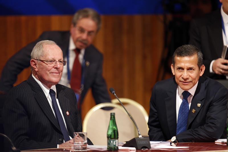 CH01. PUERTO VARAS (CHILE), 01/07/2016.- El Presidente de Perú, Ollanta Humala (d), y el mandatario electo de Perú, Pedro Pablo Kuczynski (i), participan en la XI Cumbre Presidencial de la Alianza del Pacífico hoy, viernes 1 de julio de 2016, en Puerto Varas (Chile). Los mandatarios de México, Colombia, Perú y Chile, que integran la Alianza del Pacífico, celebran la XI Cumbre Presidencial, cita que estuvo precedida de un encuentro empresarial con Argentina y Costa Rica. EFE/MARIO RUIZ