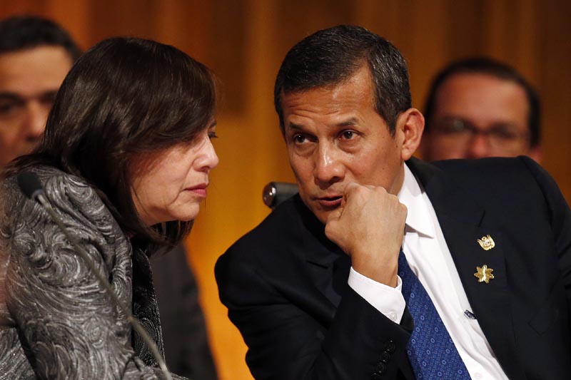 CH01. PUERTO VARAS (CHILE), 01/07/2016.- El presidente de Perú, Ollanta Humala (d), y su ministra de Relaciones Exteriores, Ana María Sánchez de Río (i), participan en la XI Cumbre Presidencial de la Alianza del Pacífico hoy, viernes 1 de julio de 2016, en Puerto Varas (Chile). Los mandatarios de México, Colombia, Perú y Chile, que integran la Alianza del Pacífico, celebran la XI Cumbre Presidencial, cita que estuvo precedida de un encuentro empresarial con Argentina y Costa Rica. EFE/MARIO RUIZ