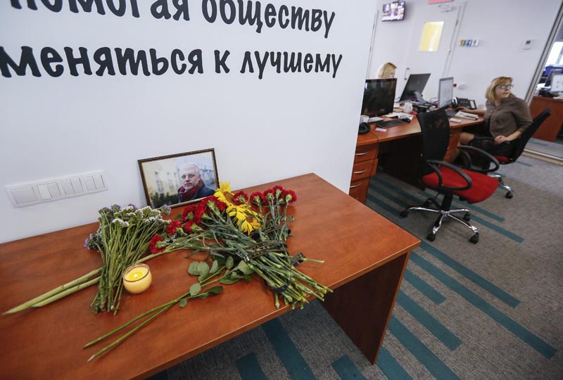 RPI05 KIEV (UCRANIA) 20/07/2016.- Vista de una imagen del periodista Pável Sheremet rodeada de flores en la oficina de Radio Vesti, el medio para el que trabajaba, en Kiev, Ucrania hoy, 20 de julio de 2016. Sheremet murió hoy al estallar el automóvil que conducía en el centro de Kiev, informó el periódico digital Ukrainska Pravda. La explosión se produjo sobre las 07.45 hora local (04.45 GMT) en la intersección de las calles Bogdan Jmelnitski e Iván Frankó, minutos después de que el periodista abandonara su domicilio. Sheremet, de 44 años, nació en Minsk pero tenía nacionalidad rusa, era un conocido periodista con una destacada trayectoria profesional en Bielorrusia y Rusia, y se hallaba radicado en Kiev desde hace cinco años. EFE/Roman Pilipey