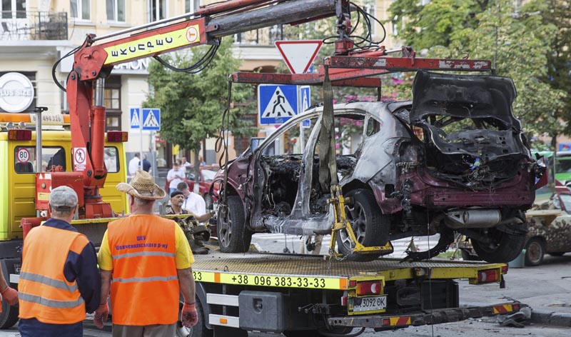 UCR61 KIEV (UCRANIA) 20/07/2016.- Una grúa retira el automóvil calcinado del periodista ruso Pável Sheremet en Kiev, Ucrania, hoy, 20 de julio de 2016. Sheremet murió hoy al estallar el automóvil que conducía en el centro de la ciudad según informó el periódico digital Ukrainska Pravda. El automóvil pertenece a la directora de Ukrainska Pravda, Yelena Pritule, quien no se hallaba a bordo del vehículo en el momento de la explosión. Sheremet, de 44 años, nació en Minsk pero tenía nacionalidad rusa, era un conocido periodista con una destacada trayectoria profesional en Bielorrusia y Rusia, y se hallaba radicado en Kiev desde hace cinco años. EFE/Roman Pilipey