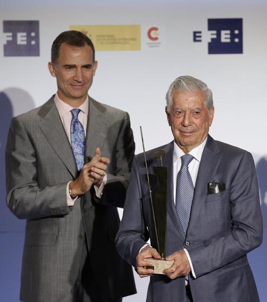 GRA241. MADRID, 13/07/2016.- El rey Felipe VI aplaude al escritor peruano Mario Vargas Llosa tras entregarle el XII Premio Don Quijote de Periodismo, durante la ceremonia de los XIII Premios Internacionales Rey de España de Periodismo, convocados anualmente por la Agencia EFE y la Agencia Española de Cooperación Internacional, que preside hoy en la Casa del Lector. EFE/Sergio Barrenechea