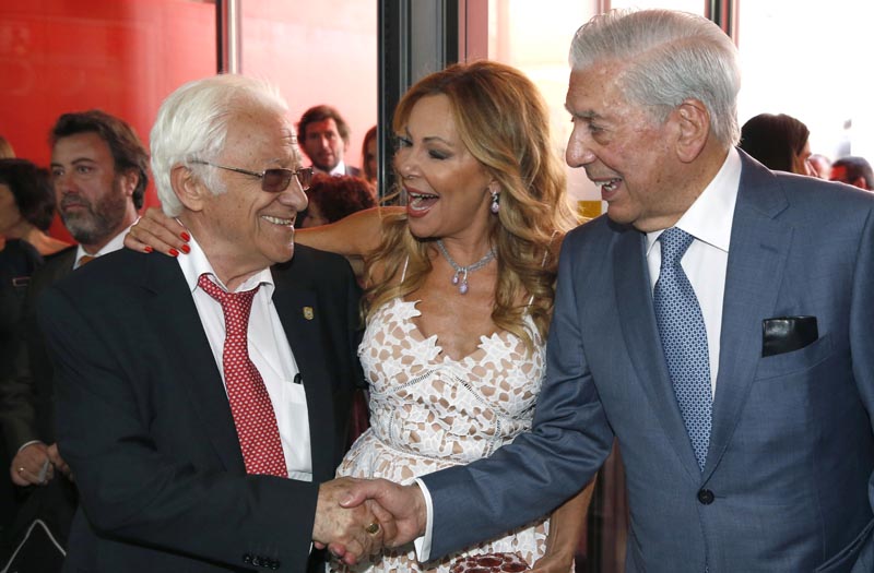 GRA367. MADRID, 13/07/2016.- El escritor peruano Mario Vargas Llosa (d), que ha recibido el Premio Don Quijote de Periodismo, junto al padre Angel (d) y la actriz Ana Obrefón, tras finalizar la ceremonia de los XIII Premios Internacionales Rey de España de Periodismo, convocados anualmente por la Agencia EFE y la Agencia Española de Cooperación Internacional, que ha tenido lugar hoy en la Casa del Lector. EFE/Angel Díaz