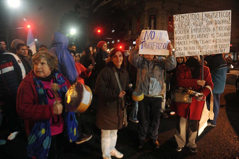 BAS01. BUENOS AIRES (ARGENTINA), 14/07/2016.- Un grupo de usurarios participa hoy, jueves 14 de julio de 2016, de una protesta contra de los 'tarifazos' en el servicio de gas en Buenos Aires (Argentina). Los reclamos de usuarios y organizaciones ante la Justicia por el 'tarifazo' de gas, implementado por el Gobierno argentino en abril pasado, han escalado hasta llegar a la Corte Suprema del país, que ha pedido informes al Ejecutivo antes de decidir si toma el caso. EFE/Ferrari Raúl/TELAM/SOLO USO EDITORIAL