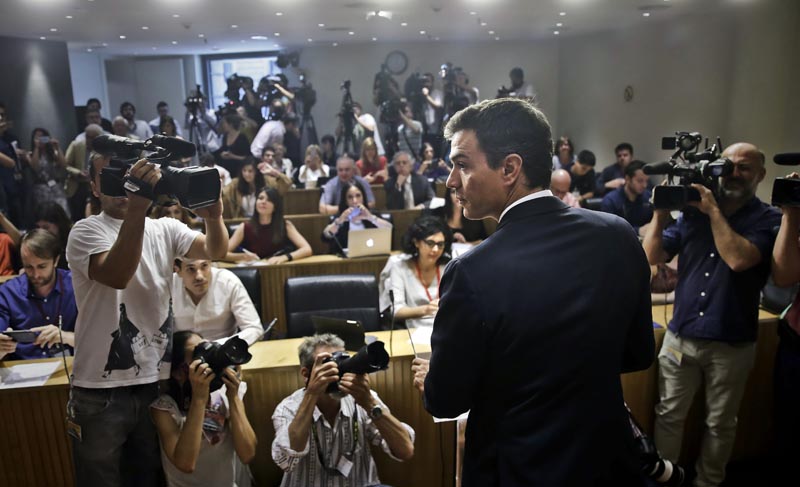 GRA235. MADRID, 13/07/2016.- El secretario general del PSOE, Pedro Sánchez, durante la rueda de prensa posterior a la reunión que ha mantenido hoy con el presidente del Gobierno en funciones, Mariano Rajoy, en el marco de la ronda de contactos con vistas a intentar la investidura. EFE/Emilio Naranjo