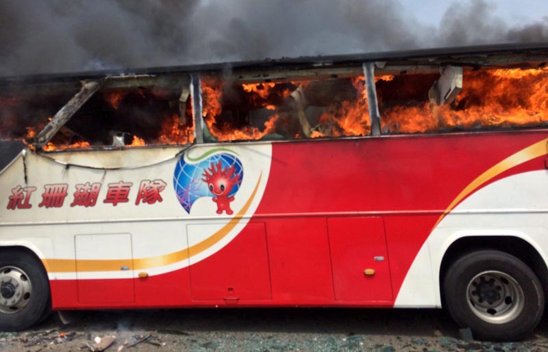 TAI01 TAOYUAN (TAIWAN) 19/07/2016.- Fotografía facilitada por el cuerpo de bomberos de la ciudad de Taoyuan muestra un autobús en llamas cerca del aeropuerto Internacional de Taoyuan, a las afueras de Taipei, Taiwán, hoy, 19 de julio de 2016. Al menos 26 pasajeros de un autobús que trasladaba turistas chinos han muerto al chocar el vehículo con la barrera externa de la carretera que conduce al aeropuerto de Taoyuan, e incendiarse después, según informó hoy la Dirección General de Bomberos de Taiwán. Aún no se ha establecido la causa del incendio, tan sólo se sabe que el autobús chocó contra una valla protectora y se incendió con rapidez, estallando después, según afirmaron testigos del suceso. EFE/Taoyuan Fire Department / Ho MEJOR CALIDAD DISPONIBLE/ SÓLO USO EDITORIAL/ PROHIBIDA SU VENTA