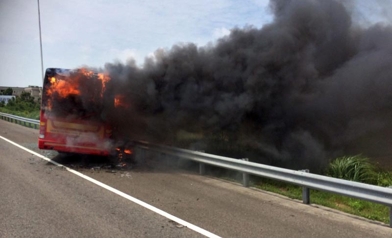 TAI02 TAOYUAN (TAIWAN) 19/07/2016.- Fotografía facilitada por el cuerpo de bomberos de la ciudad de Taoyuan muestra un autobús en llamas cerca del aeropuerto Internacional de Taoyuan, a las afueras de Taipei, Taiwán, hoy, 19 de julio de 2016. Al menos 26 pasajeros de un autobús que trasladaba turistas chinos han muerto al chocar el vehículo con la barrera externa de la carretera que conduce al aeropuerto de Taoyuan, e incendiarse después, según informó hoy la Dirección General de Bomberos de Taiwán. Aún no se ha establecido la causa del incendio, tan sólo se sabe que el autobús chocó contra una valla protectora y se incendió con rapidez, estallando después, según afirmaron testigos del suceso. EFE/Taoyuan Fire Department / Ho MEJOR CALIDAD DISPONIBLE/ SÓLO USO EDITORIAL/ PROHIBIDA SU VENTA