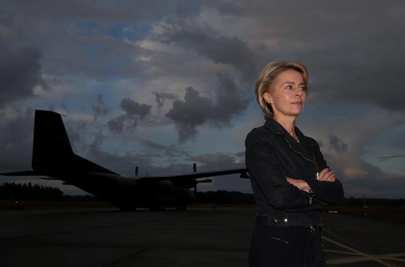 Bundesverteidigungsministerin Ursula von der Leyen (CDU) steht am 15.08.2014 in Alt Duvenstedt (Schleswig-Holstein) auf dem Nato-Flugplatz Hohn. Die Bundeswehr nimmt Hilfsflüge in das kurdische Autonomiegebiet auf. Foto: Axel Heimken/dpa