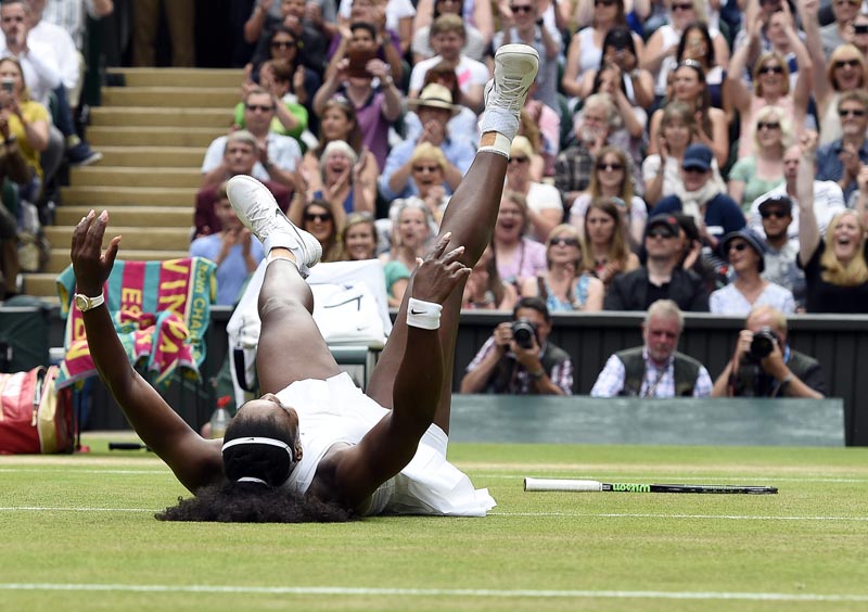 . Wimbledon (United Kingdom), 09/07/2016.- Serena Williams of the US celebrates her win over Angelique Kerber of Germany in their ladies' singles final during the Wimbledon Championships at the All England Lawn Tennis Club, in London, Britain, 09 July 2016. (Londres, Tenis, Alemania) EFE/EPA/FACUNDO ARRIZABALAGA EDITORIAL USE ONLY/NO COMMERCIAL SALES