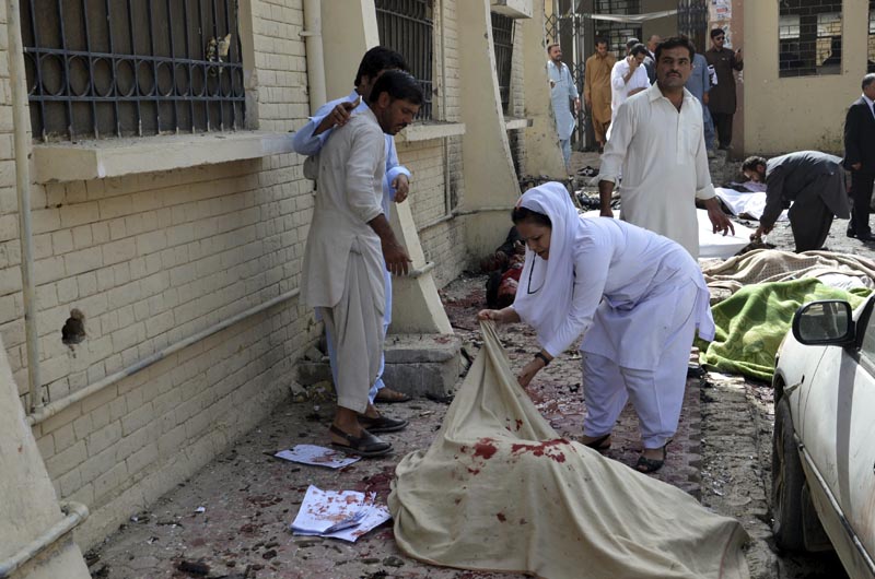QTA41 QUETTA (PAKISTÁN) 08/08/2016.- Una enfermera cubre el cuerpo sin vida de una víctima de un ataque con bomba en un hospital de Quetta (Pakistán) hoy, 8 de agosto de 2016. Al menos 53 personas murieron y 58 resultaron heridas hoy en un ataque de un suicida con bombas contra un hospital de Quetta, en el oeste de Pakistán, informaron a Efe fuentes policiales. Tras la explosión se ha declarado el estado de emergencia en todos los hospitales de la ciudad. El primer ministro paquistaní, Nawaz Sharif, condenó las muertes en un comunicado en el que afirmó que "no se permitirá a nadie perturbar la paz". En los últimos meses varios abogados han sido atacados en la provincia de Baluchistán, región suroccidental donde operan grupos armados de corte separatista que atentan contra las fuerzas de seguridad y otras instituciones del Estado, además de facciones talibanes y grupos yihadistas. EFE/Jamal Taraqai ATENCIÓN EDITORES AL CONTENIDO GRÁFICO
