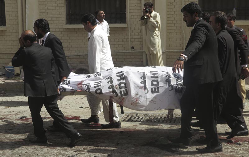 QTA33 QUETTA (PAKISTÁN) 08/08/2016.- Abogados trasladan el cuero sin vida de un compañero fallecido en un ataque con bomba en un hospital de Quetta (Pakistán) hoy, 8 de agosto de 2016. Al menos 53 personas murieron y 58 resultaron heridas hoy en un ataque de un suicida con bombas contra un hospital de Quetta, en el oeste de Pakistán, informaron a Efe fuentes policiales. Tras la explosión se ha declarado el estado de emergencia en todos los hospitales de la ciudad. El primer ministro paquistaní, Nawaz Sharif, condenó las muertes en un comunicado en el que afirmó que "no se permitirá a nadie perturbar la paz". En los últimos meses varios abogados han sido atacados en la provincia de Baluchistán, región suroccidental donde operan grupos armados de corte separatista que atentan contra las fuerzas de seguridad y otras instituciones del Estado, además de facciones talibanes y grupos yihadistas. EFE/Fayyaz Ahmed