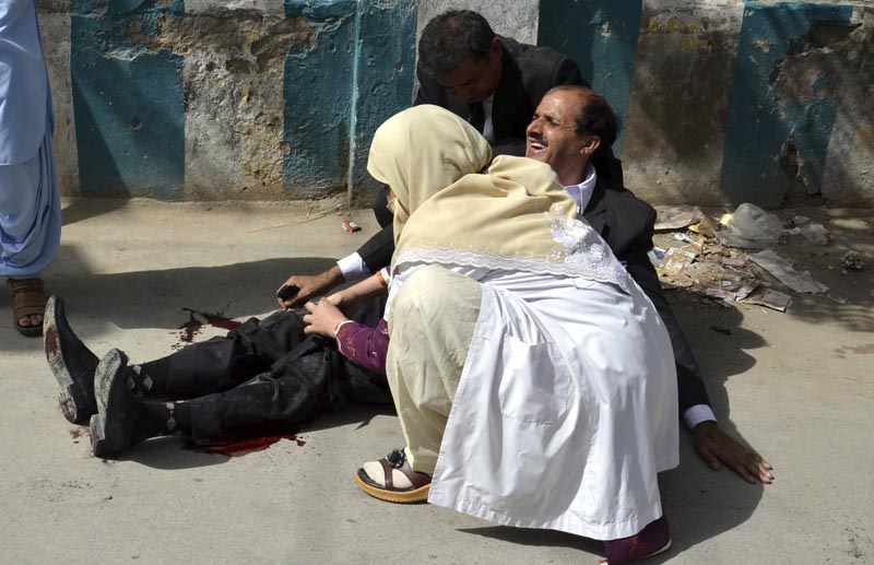 QTA43 QUETTA (PAKISTÁN) 08/08/2016.- Varias personas socorren a los heridos en un ataque con bomba en un hospital de Quetta (Pakistán) hoy, 8 de agosto de 2016. Al menos 53 personas murieron y 58 resultaron heridas hoy en un ataque de un suicida con bombas contra un hospital de Quetta, en el oeste de Pakistán, informaron a Efe fuentes policiales. Tras la explosión se ha declarado el estado de emergencia en todos los hospitales de la ciudad. El primer ministro paquistaní, Nawaz Sharif, condenó las muertes en un comunicado en el que afirmó que "no se permitirá a nadie perturbar la paz". En los últimos meses varios abogados han sido atacados en la provincia de Baluchistán, región suroccidental donde operan grupos armados de corte separatista que atentan contra las fuerzas de seguridad y otras instituciones del Estado, además de facciones talibanes y grupos yihadistas. EFE/Jamal Taraqai ATENCIÓN EDITORES AL CONTENIDO GRÁFICO