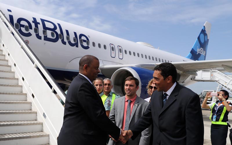 HAB01. SANTA CLARA (CUBA), 31/08/16.- El secretario de Transporte de EE.UU., Anthony Fox (i), es recibido por el viceministro de transporte de Cuba Eduardo Rodríguez (d) a su llegada a Cuba en un avión de la aerolínea estadounidense Jet Blue hoy, miércoles 31 de agosto de 2016, en el aeropuerto Abel Santamaría de la ciudad de Santa Clara (Cuba), restableciendo así el servicio de vuelos regulares entre la isla y EE.UU., suspendido desde hace más de 50 años. El primer vuelo comercial regular entre Estados Unidos y Cuba desde 1961 aterrizó hoy en Santa Clara a las 10.57 hora local (14.57 GMT). EFE/Alejandro Ernesto/POOL
