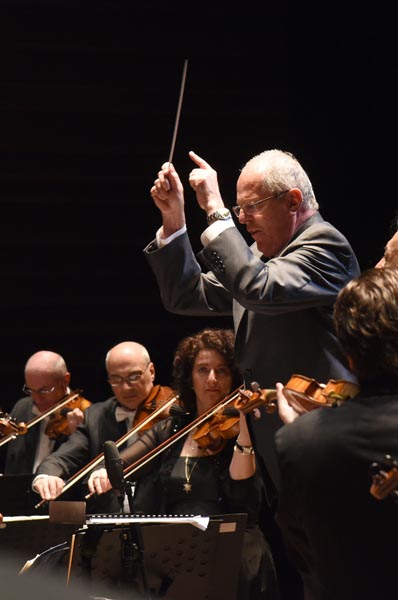 LIM02. LIMA (PERÚ), 16/08/2016.- Fotografía del 15 de agosto de 2016, del presidente del Perú, Pedro Pablo Kuczynski (c), mientras dirige a la Orquesta Filarmónica de Israel, durante la interpretación que esta hizo en Lima (Perú) del himno nacional. La filarmónica israelí, dirigida por el indio Zubin Mehta, dio el lunes un concierto en el Gran Teatro Nacional de la capital peruana, con motivo de las celebraciones del 109 aniversario de la Sociedad Filarmónica. EFE/Renzo Baglietto /Sociedad Filarmónica de Lima /SOLO USO EDITORIAL