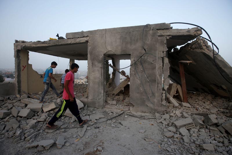 HEB26 HEBRON (PALESTINA) 04/08/2016.- Familiares de Muhamad Ahmad Musa Eid Mahamra, observan los daños ocasionados en su vivienda después de que las Fuerzas israelíes la demolieran en Jirbet Raka al sur de Hebron (Palestina) hoy, 4 de agosto de 2016. Fuerzas israelíes destruyeron la noche pasada en Cisjordania las viviendas de dos palestinos que llevaron a cabo un ataque en un centro de ocio en Tel Aviv en junio pasado, ataque que causó cuatro víctimas mortales y 16 heridos. Una de las casas, lugar de residencia de Muhamad Ahmad Musa Eid Mahamra, fue derribada en la población palestina de Jirbet Raka, al sur de la ciudad de Hebrón, mientras que la del segundo atacante, Haled Mahamra, ha sido derribada en Yata, también en ese distrito cisjordano. EFE/Abed Al Hashlamoun