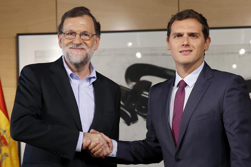 GRA084. MADRID, 18/08/2016.- El presidente del Gobierno en funciones, Mariano Rajoy (i), y el líder de Ciudadanos, Albert Rivera (d), se saludan al inicio de la reunión que han mantenido hoy en el Congreso, después de que el PP haya dado "carta blanca" a su candidato para negociar con la formación naranja. EFE/Chema Moya
