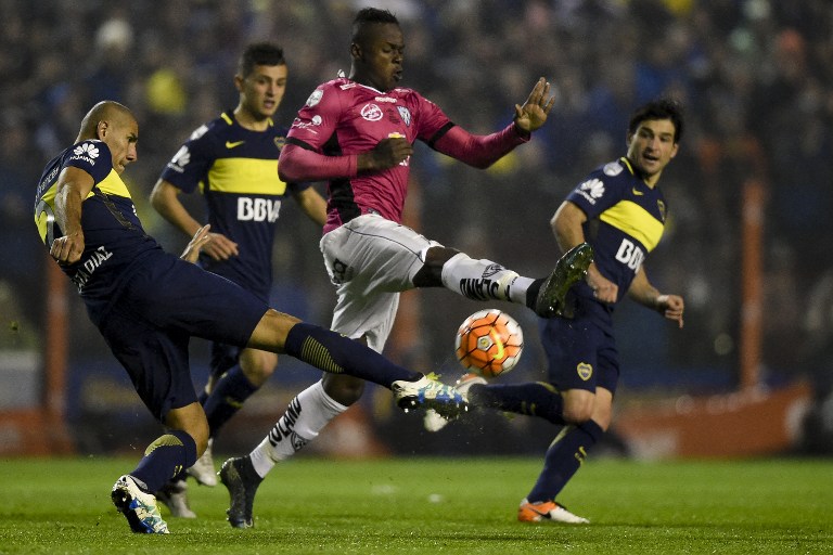 Argentina's Boca Juniors defender Daniel Diaz (L) vies for the ball with Ecuador's Independiente del Valle forward Jose Enrique Angulo during their Libertadores Cup second leg semifinal match at the "Bombonera" stadium in Buenos Aires, Argentina, on July 14, 2016. / AFP PHOTO / EITAN ABRAMOVICH