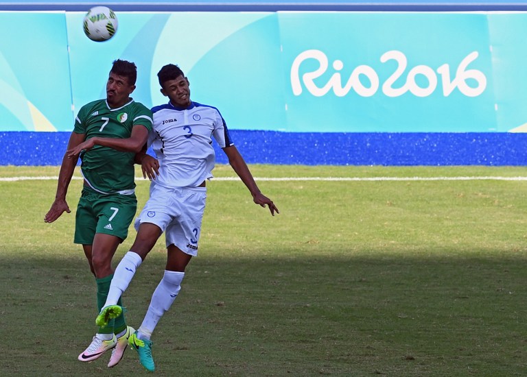 Honduras player Marcelo Pereira (R) vies the ball with Algeria player Abdelghani Demmou during their Rio 2016 Olympic Games men's First Round Group D football match Honduras vs Argelia, at the Olympic Stadium in Rio de Janeiro on August 4, 2016.                   / AFP PHOTO / VANDERLEI ALMEIDA