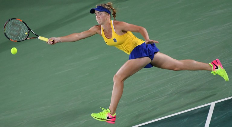 Ukraine's Elina Svitolina returns the ball to USA's Serena Williams during their women's third round singles tennis match at the Olympic Tennis Centre of the Rio 2016 Olympic Games in Rio de Janeiro on August 9, 2016. / AFP PHOTO / Luis Acosta