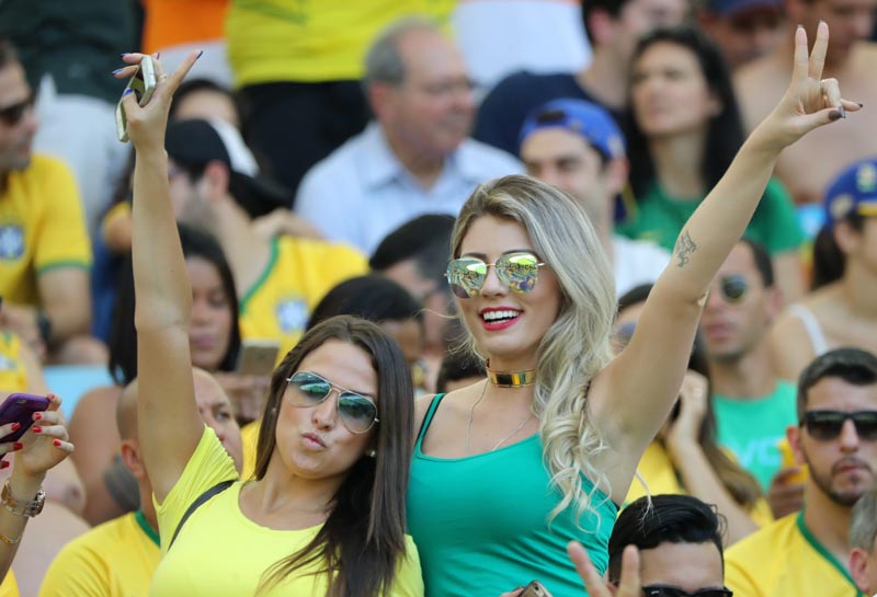 JJOO50. RÍO DE JANEIRO (BRASIL), 17/08/2016.- Hinchas de Brasil animan al equipo ante Honduras hoy, 17 de agosto de 2016, durante la semifinal de fútbol masculino en los Juegos Olímpicos Río 2016 en el estadio Maracaná de Río de Janeiro. EFE/ALEJANDRO ERNESTO