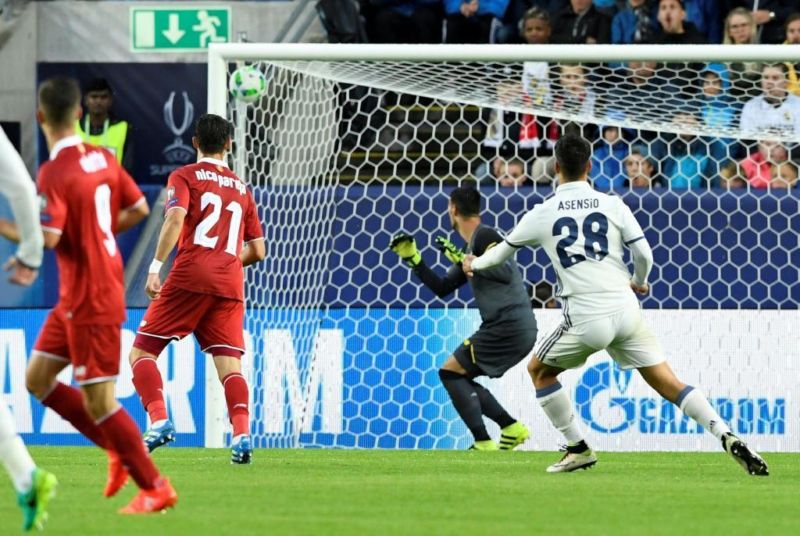 Real Madrid's Spanish midfielder Marco Asensio scores during the UEFA Super Cup final football match between Real Madrid CF and Sevilla FC on August 9, 2016 at the Lerkendal Stadium in Trondheim. / AFP PHOTO / JONATHAN NACKSTRAND