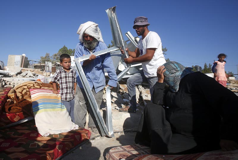 HEB13 HEBRÓN (PALESTINA) 09/08/2016.- Una mujer reacciona después de que Fuerzas Israelíes demoliesen su cobertizo así como otros cinco en la localidad cisjordana de Um Alkhair al sur de Hebrón hoy, 9 de agosto de 2016. Es la novena vez que la familia Hathaleen pierde su hogar a manos de soldados israelíes en Um Alkhair, cerca del asentamiento de Karmael, ya que los palestinos no tienen los permisos israelíes para construir en la zona. EFE/Abed Al Hashlamoun