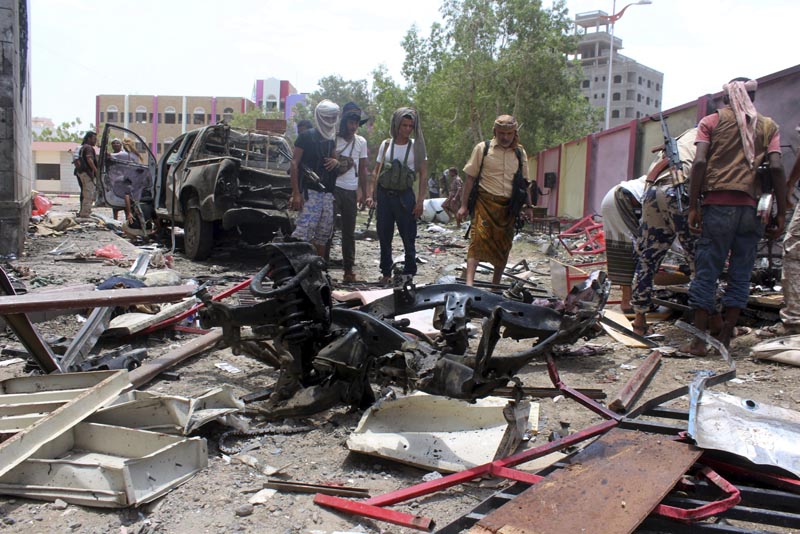 ARH08 ADÉN (YEMEN) 29/08/2016.- Yemeníes inspeccionan el lugar donde se ha producido un atentado con bomba en la ciudad portuaria de Adén en Yemen hoy, 29 de agosto de 2016. Al menos 50 personas murieron hoy y más de 60 resultaron heridas por la explosión de un coche bomba en un centro de reclutamiento del Ejército en la ciudad de Adén, en el sur del Yemen, informaron a Efe fuentes médicas. EFE/Str