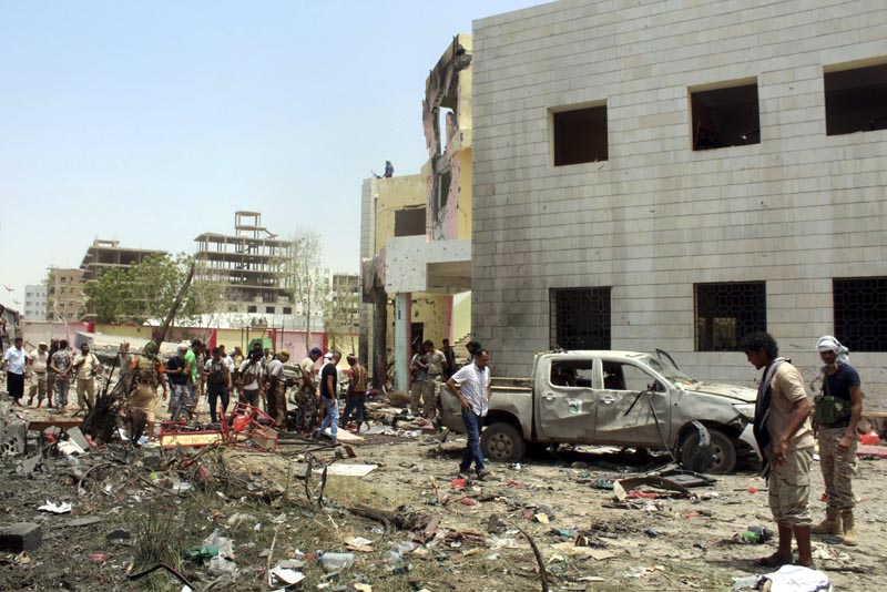 ARH06 ADÉN (YEMEN) 29/08/2016.- Yemeníes inspeccionan el lugar donde se ha producido un atentado con bomba en la ciudad portuaria de Adén en Yemen hoy, 29 de agosto de 2016. Al menos 50 personas murieron hoy y más de 60 resultaron heridas por la explosión de un coche bomba en un centro de reclutamiento del Ejército en la ciudad de Adén, en el sur del Yemen, informaron a Efe fuentes médicas. EFE/Str