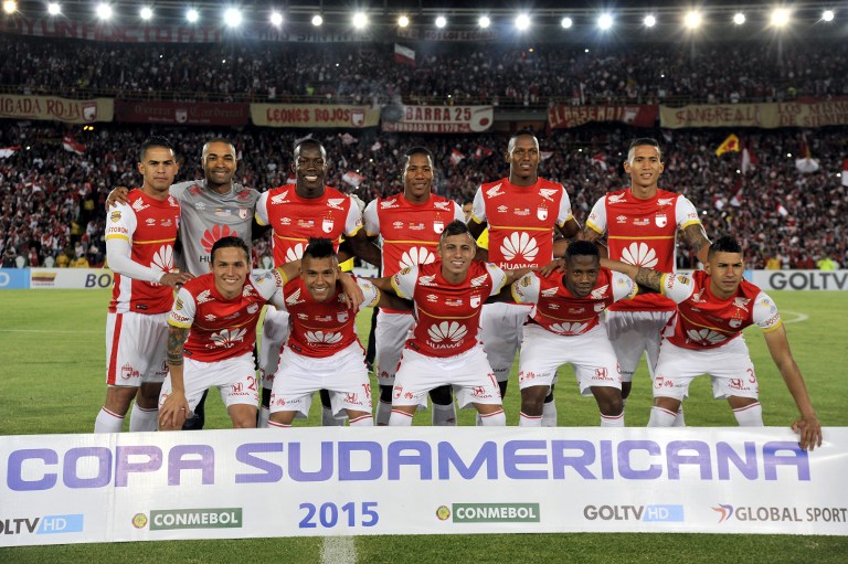 Colombia's Santa Fe's football team members pose before their Copa Sudamericana 2015 second leg final football match against Argentina's Huracan at the Nemesio Camacho "El Campin" stadium, in Bogota, on December 9, 2015. AFP PHOTO/Guillermo Legaria / AFP PHOTO / GUILLERMO LEGARIA