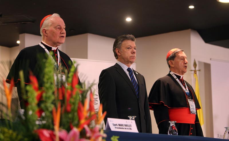 BOG20. BOGOTÁ (COLOMBIA), 27/08/2016.- El mandatario de Colombia, Juan Manuel Santos (c), el presidente de la Pontificia Comisión para América Latina, cardenal Marc Ouellet (i), y el presidente de la Conferencia Episcopal, Cardenal Rubén Salazar (d), asisten hoy, sábado 27 de agosto de 2016, a la instalación del Jubileo Continental de la Misericordia al que asisten más de 100 obispos y 16 cardenales de la Iglesia Católica, y donde fue proyectado un mensaje enviado por el papa Francisco, en Bogotá. Santos manifestó hoy que con el acuerdo final alcanzado con la guerrilla FARC se está terminando "la larga noche de dolor y de violencia" y que el país se basará en adelante por la esperanza en vez del miedo. EFE/MAURICIO DUENAS CASTAÑEDA